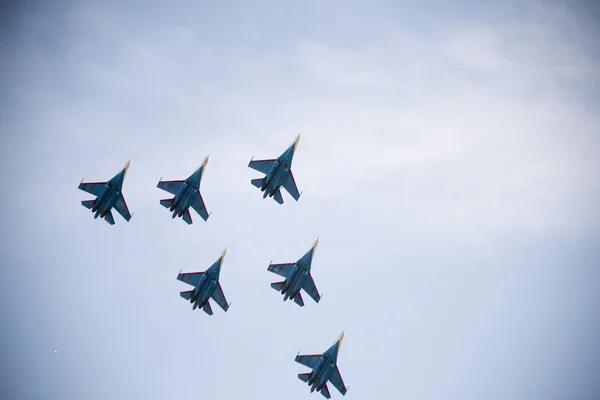 Akrobasi ekibi "Rus Knights" Su-27 tarihinde — Stok fotoğraf