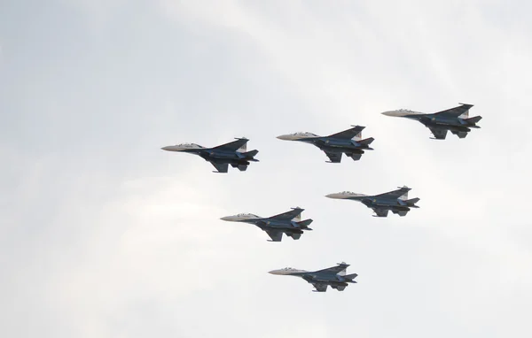 Пілотажних команда "Російський лицарів" на СУ-27 — стокове фото