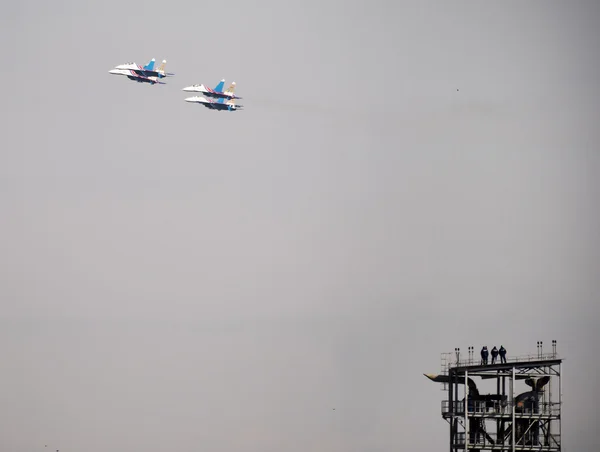 Kunstvlieger team "Russische ridders" op de Su-27 — Stockfoto