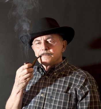 Kovboy şapkalı boru ile