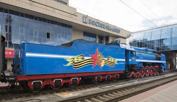 The departure of a passenger train with a steam locomotive P 36 — Stock Photo, Image