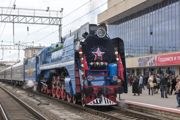 Passengers sit in cars, driven by a steam locomotive P 36 "The — Stock Photo, Image