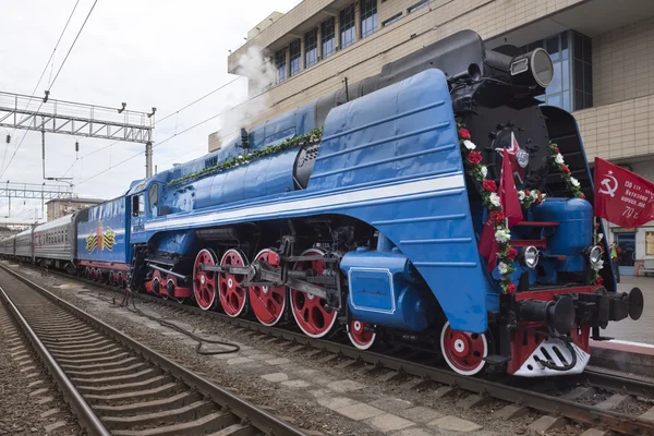一辆客运火车与蒸汽离开机车 P 3 — 图库照片