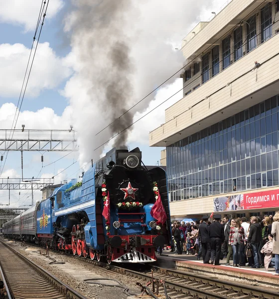 The departure of a passenger train with a steam locomotive P 3 — Stock Photo, Image