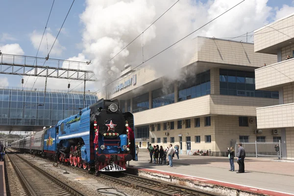 The departure of a passenger train with a steam locomotive P 3 — Stock Photo, Image