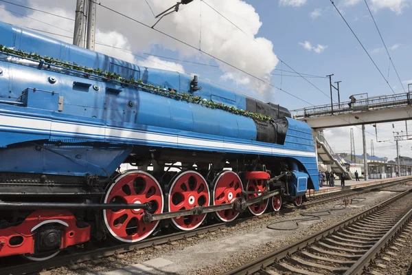 Het vertrek van de passagierstrein van een met een stoom locomotieven P 3 — Stockfoto