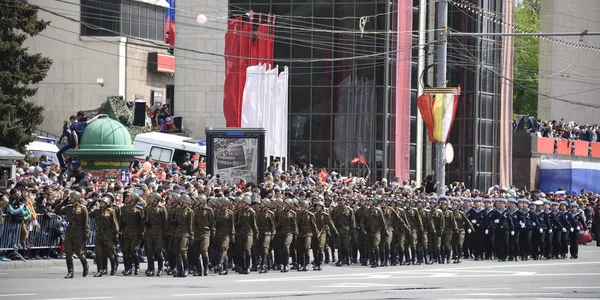 Parada na cześć w siedemdziesiątą rocznicę zwycięstwa — Zdjęcie stockowe