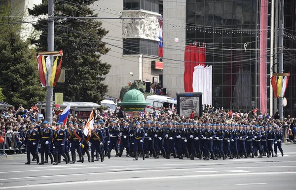 Parada na cześć w siedemdziesiątą rocznicę zwycięstwa 9 maja — Zdjęcie stockowe