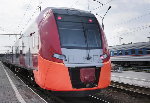 Modern electric train stops at the station — Stock Photo, Image