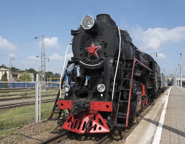 The locomotive of the last century standing under steam — Stock Photo, Image