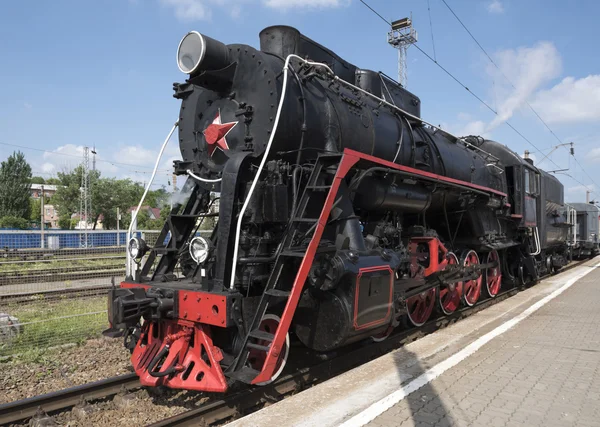 The locomotive of the last century standing under steam — Stock Photo, Image