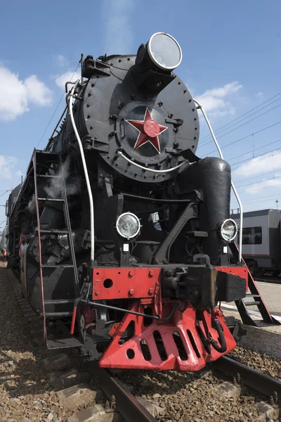 The locomotive of the last century standing under steam — Stock Photo, Image