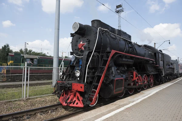 The locomotive of the last century standing under steam — Stock Photo, Image