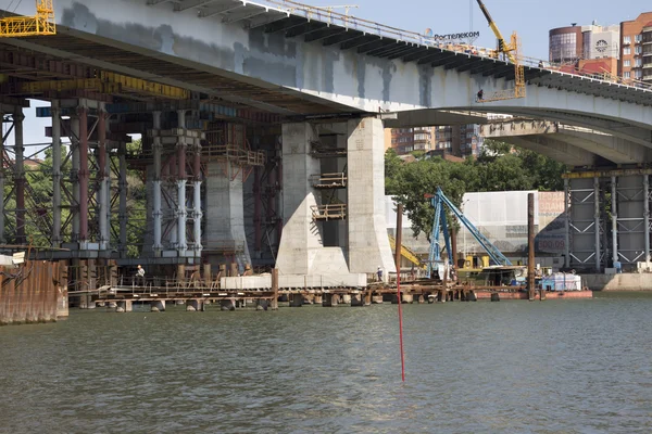 Due ponti. Costruzione di nuovo e riparazione vecchio — Foto Stock