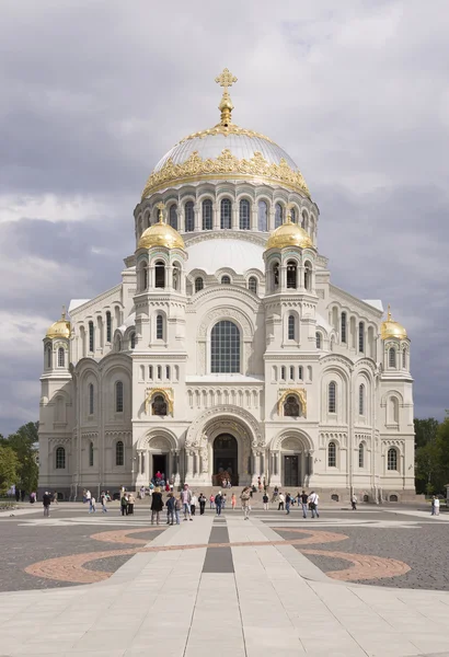 Touristen und Gemeindemitglieder besuchten Kronstädter Marienkathedrale — Stockfoto