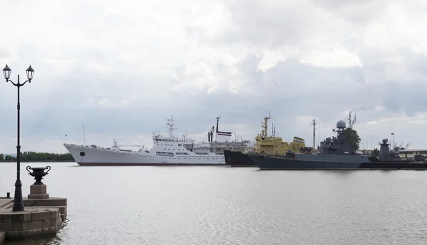 Navi nel porto di Kronstadt — Foto Stock