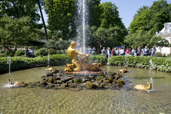 Tourists admire Greenhouse fountain with a sculpture of Triton, — Stock Photo, Image