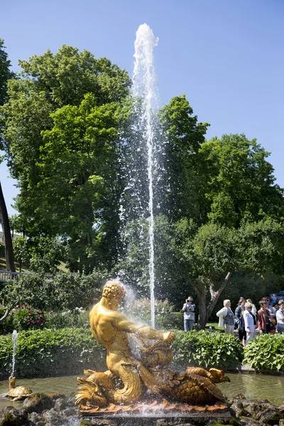 Tourists admire Greenhouse fountain with a sculpture of Triton, — Stock Photo, Image