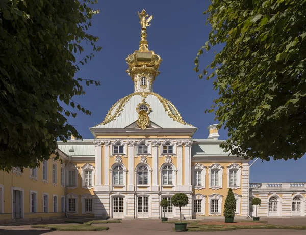 Гербовый корпус с трехглавым орлом Большого дворца . — стоковое фото