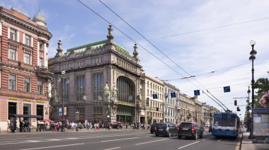   Nevsky Caddesi üzerinde hareketli yayalar ve arabalar  