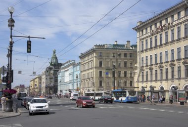   Nevsky Caddesi üzerinde hareketli yayalar ve arabalar  