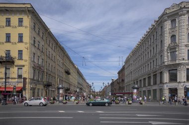   Nevsky Caddesi üzerinde hareketli yayalar ve arabalar  