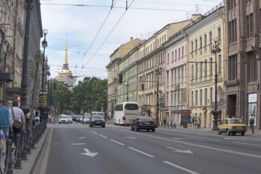   Nevsky Caddesi üzerinde hareketli yayalar ve arabalar  