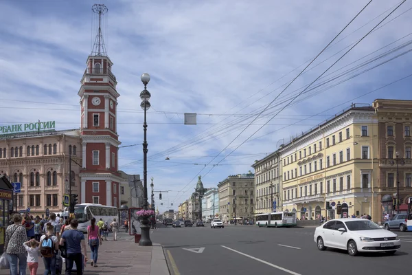 Невский проспект с движущимися по нему пешеходами и автомобилями — стоковое фото