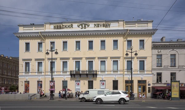 Nevsky Avenue with moving on it pedestrians and cars — Stock Photo, Image