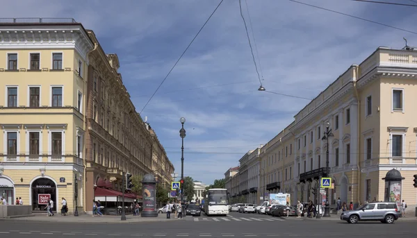 Nevsky Caddesi üzerinde hareketli yayalar ve arabalar — Stok fotoğraf