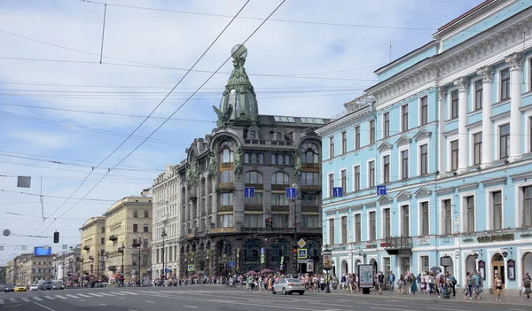 Nevsky Avenue met daarop bewegende voetgangers en auto's — Stockfoto
