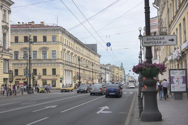 Nevsky Avenue met daarop bewegende voetgangers en auto's — Stockfoto