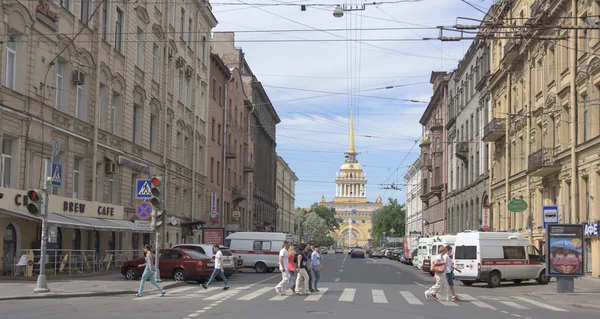 Avenida Nevsky com movimento sobre ele pedestres e carros — Fotografia de Stock