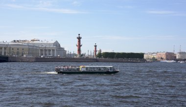 Neva Vasilyevsky Isl boyunca üzerinde bir gemide yelken turist