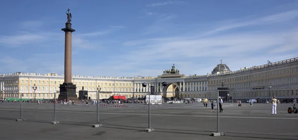 Turistas caminham e funcionários preparam a Praça do Palácio para mostrar — Fotografia de Stock