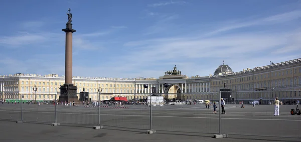 Turistas a pie y empleados preparan la Plaza del Palacio para mostrar — Foto de Stock