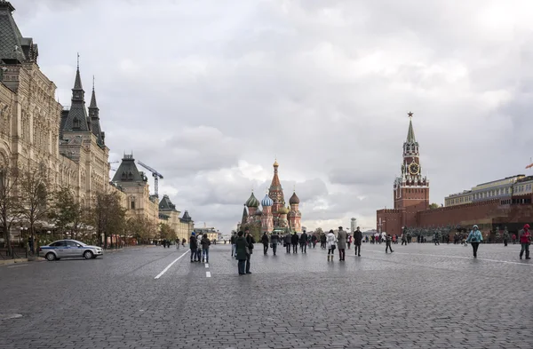 Туристы ходят по Красной площади и фотографируют на память — стоковое фото