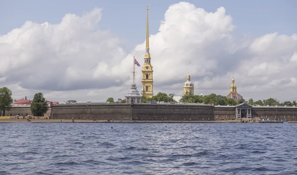 View of the Peter and Paul fortress with a excursion boat, St.Pe — Stock Photo, Image