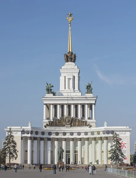 Клієнти, які відвідують павільйон "Центральний" на ВДНГ — стокове фото