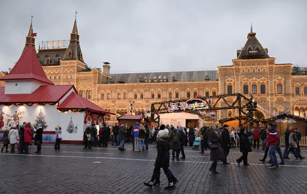 I cittadini hanno visitato la Fiera di Capodanno in Piazza Rossa — Foto Stock
