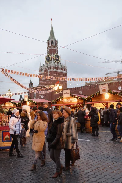 I cittadini hanno visitato la Fiera di Capodanno in Piazza Rossa — Foto Stock