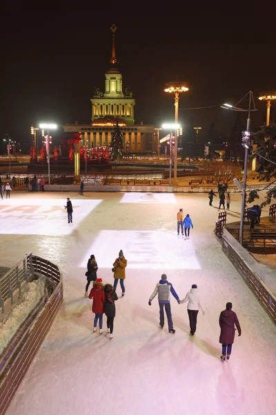 Citizens skate on the skating rink at the VDNH — Stock Photo, Image