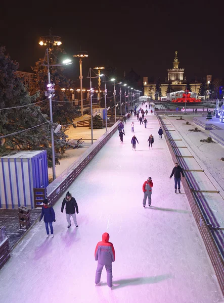 Ciudadanos patinan en la pista de patinaje en el VDNH — Foto de Stock