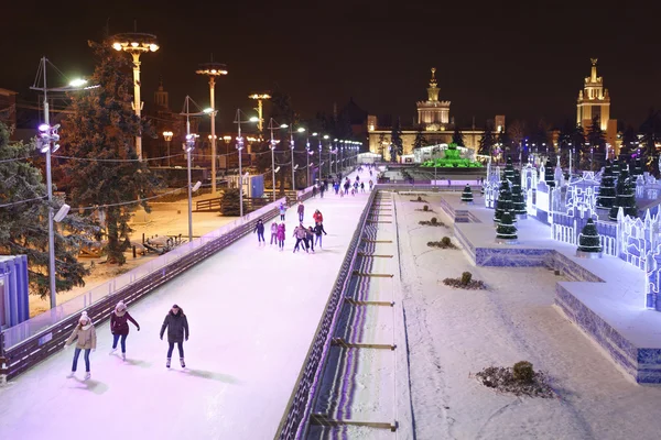 Citizens skate on the skating rink at the VDNH — Stock Photo, Image