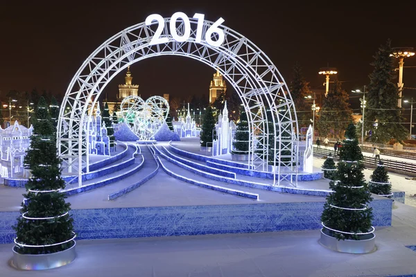 Citizens skate on the skating rink at the VDNH — Stock Photo, Image