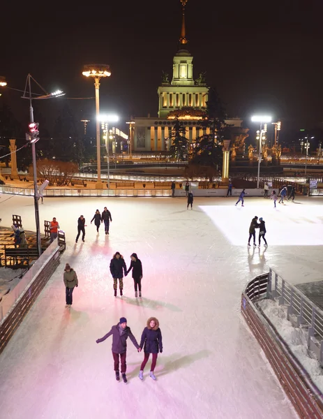 Ciudadanos patinan en la pista de patinaje en el VDNH — Foto de Stock