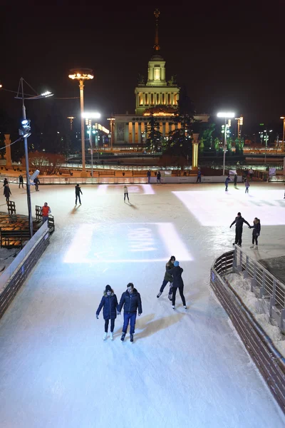 Ciudadanos patinan en la pista de patinaje en el VDNH — Foto de Stock