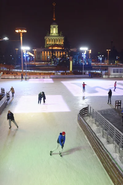 公民可以滑冰了溜冰场在 Vdnh — 图库照片