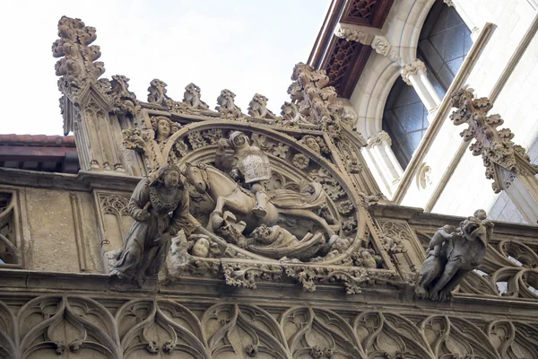 Das skulpturale Basrelief auf dem Gebäude — Stockfoto