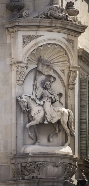 Das skulpturale Basrelief auf dem Gebäude — Stockfoto